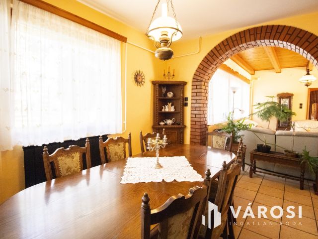 Belvárosi, kétszintes, 6 szobás-Gyulán