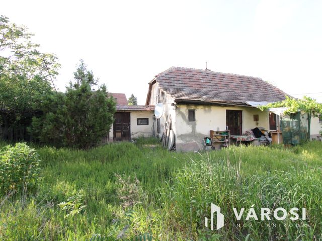 Felújítandó családi ház kis utcában