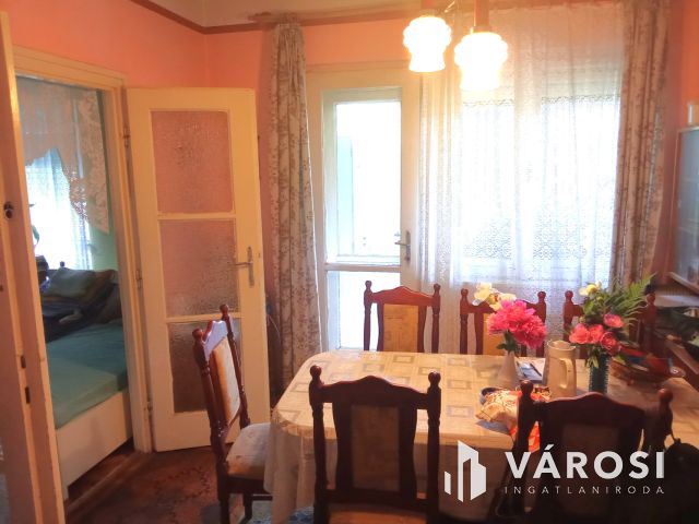 2,5 szobás, ikerházfél, telekkel, garázzsal, melléképülettel