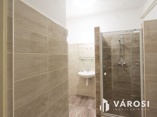160 m2-es, felújítandó családi ház eladó