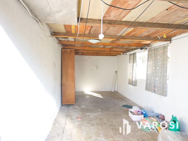 160 m2-es, felújítandó családi ház eladó