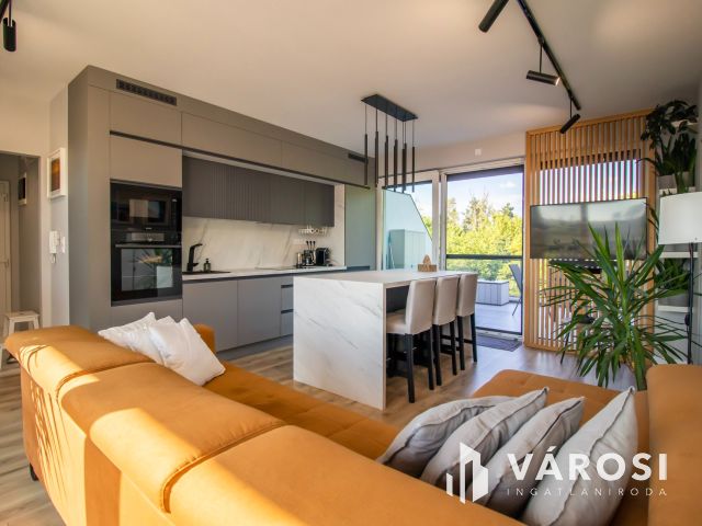 Kiadó luxus penthouse lakás Velencén