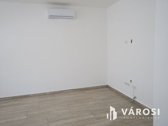 Újszerű, fedett teraszos lakás kiadó Budapest XVIII.kerület