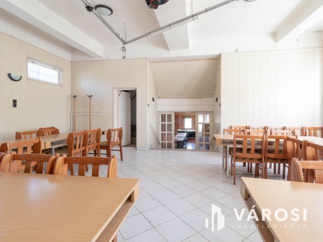 A 3-as főút mentén, Hort központjában 225 m2-es üzlet eladó