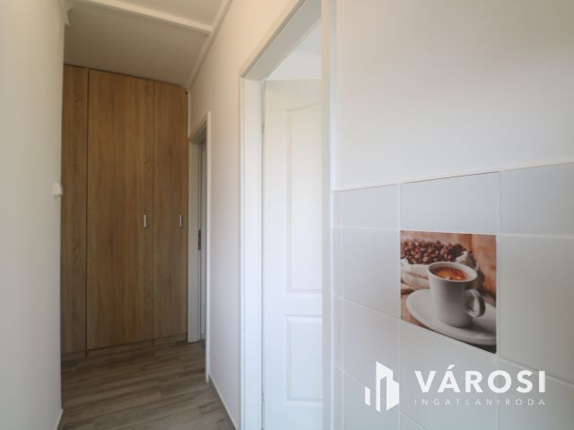KIADÓ,3 külön álló szobás, csodaszép panel.